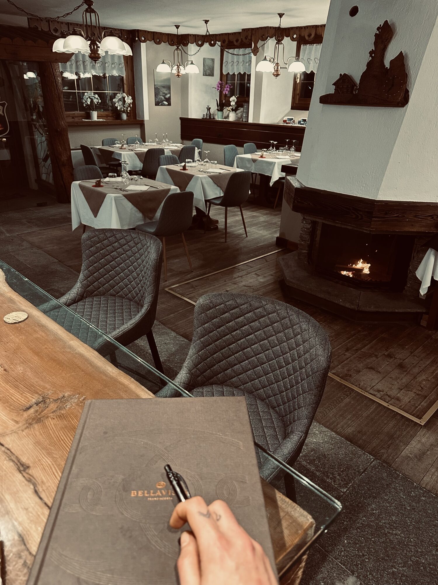 L'insegna del Ristorante La Fordze vista attraverso la finestra innevata di La Thuile